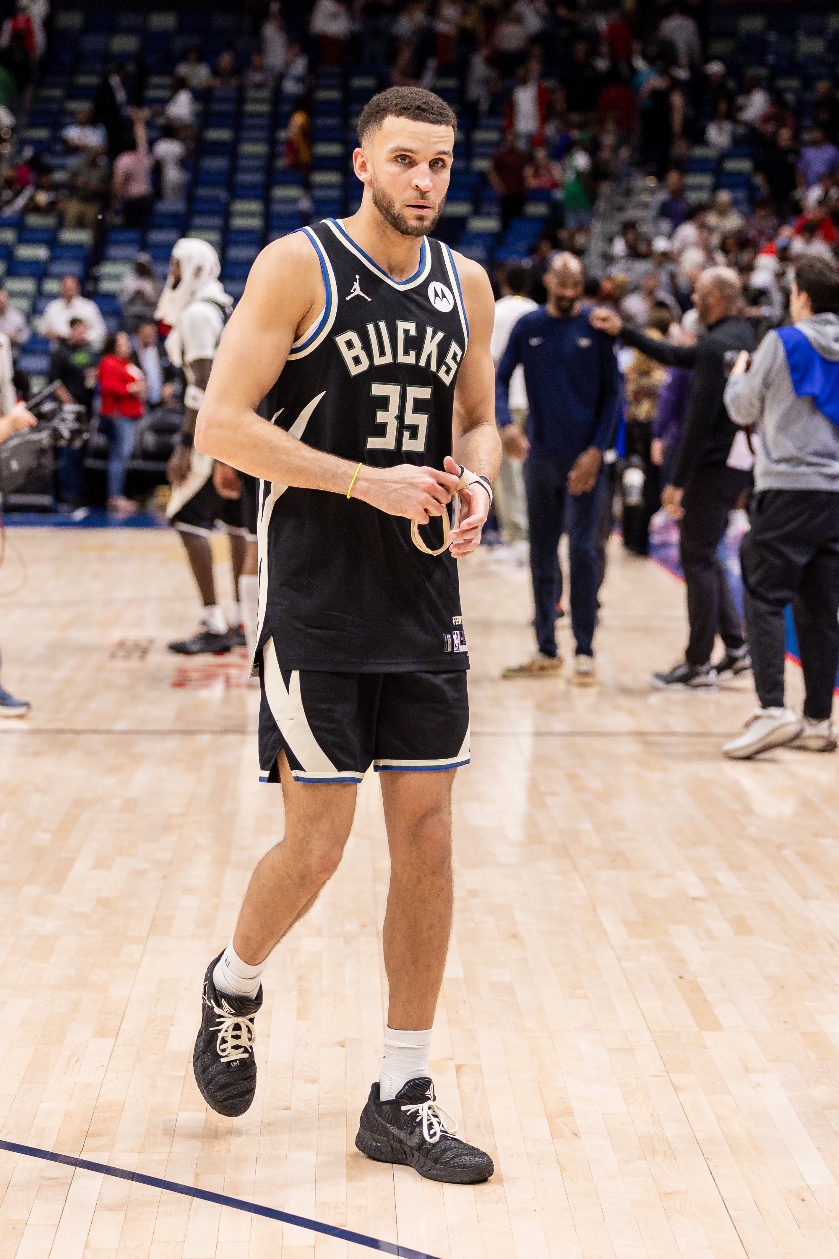 雄鹿裁托马斯为南斯转正腾名额 后者获多年标准合同