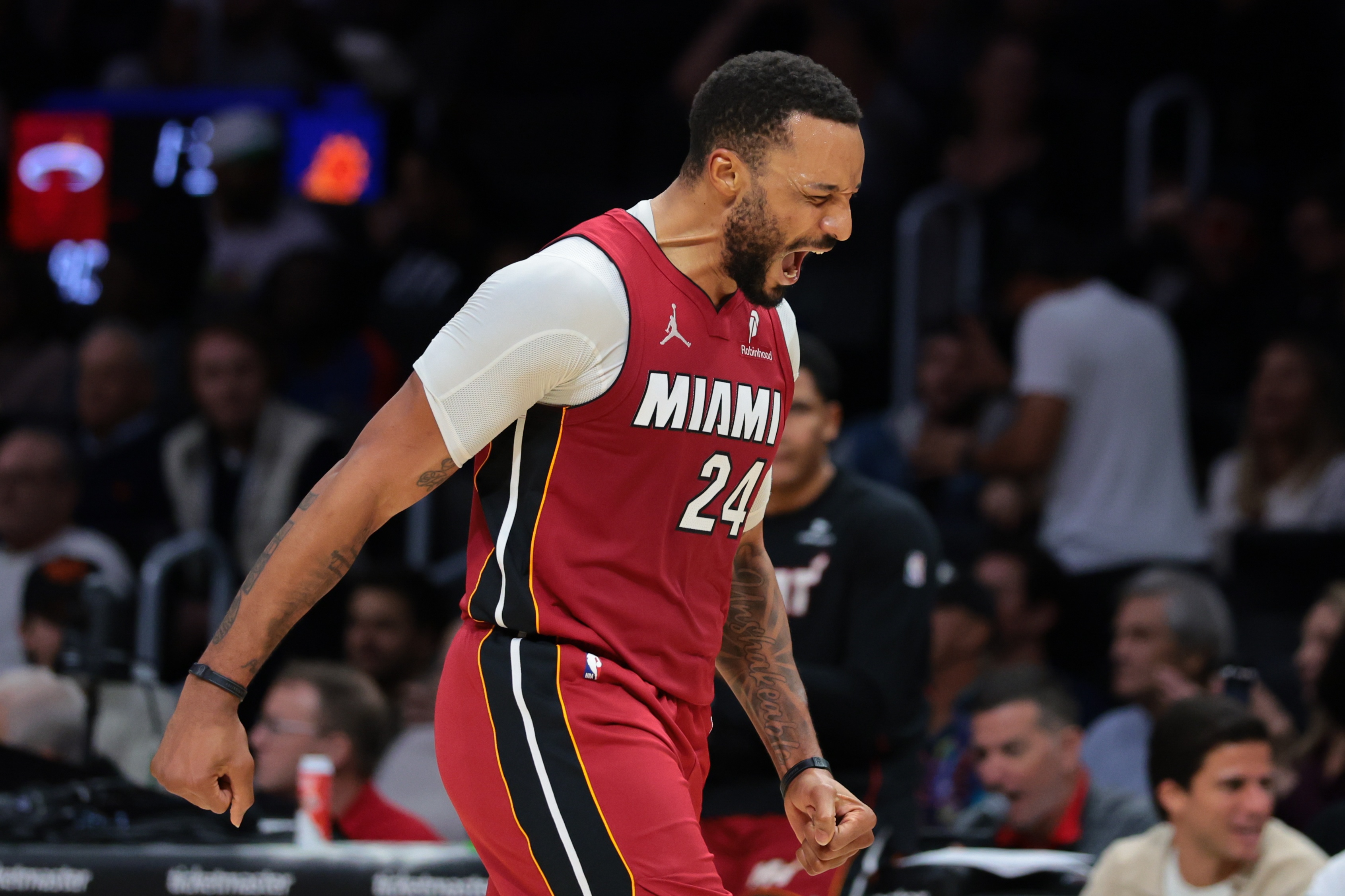 热火五连败主场崩盘 鲍威尔直指球队胶着时刻失能