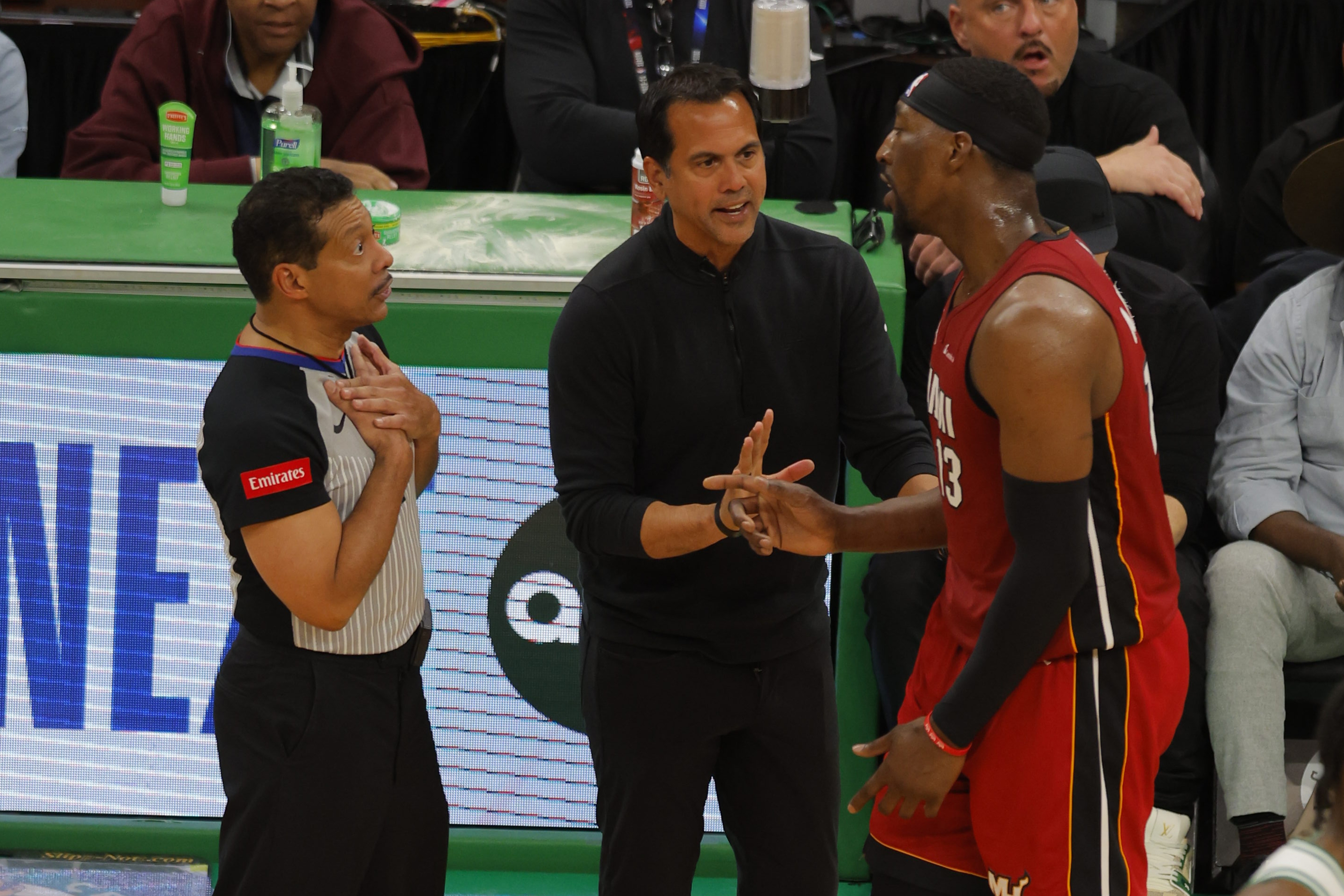 斯波解释换下阿德巴约争执 称不能让其连打24分钟