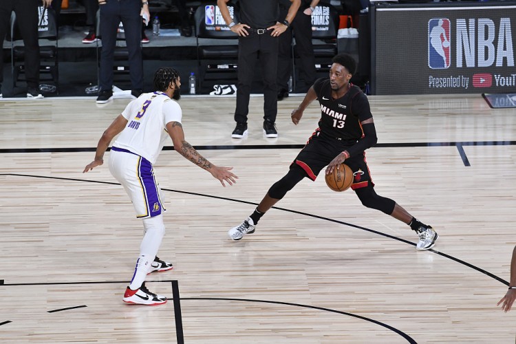 韦德力挺阿德巴约83分 直言外界对园区冠军双标