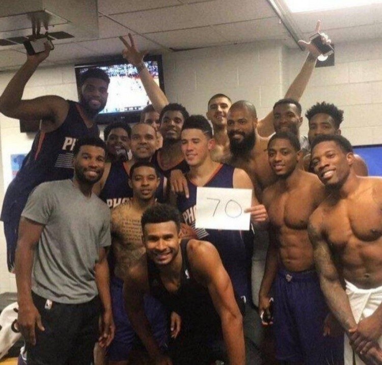 九年前今日布克对绿军轰70分 创最年轻70分先生纪录