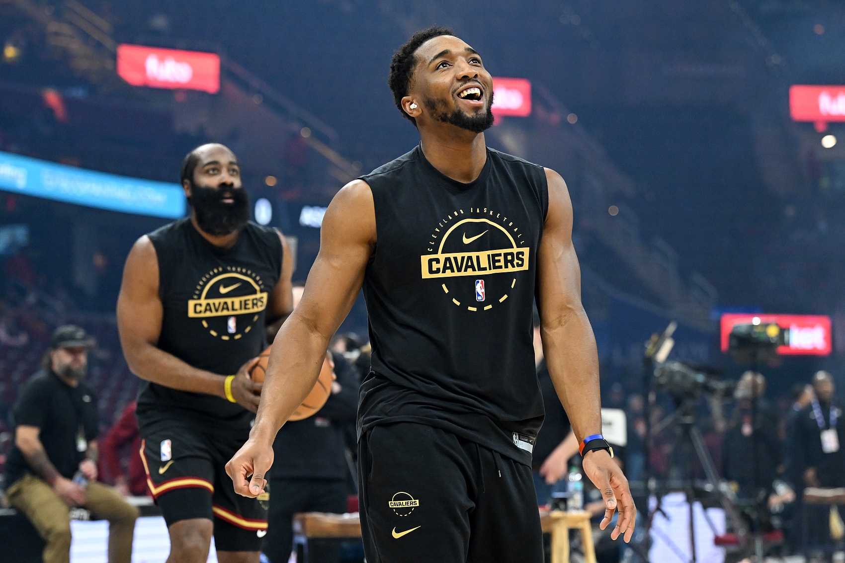 哈登米切尔末节合砍25分导演逆转 骑士关键时刻效率跃居联盟第六