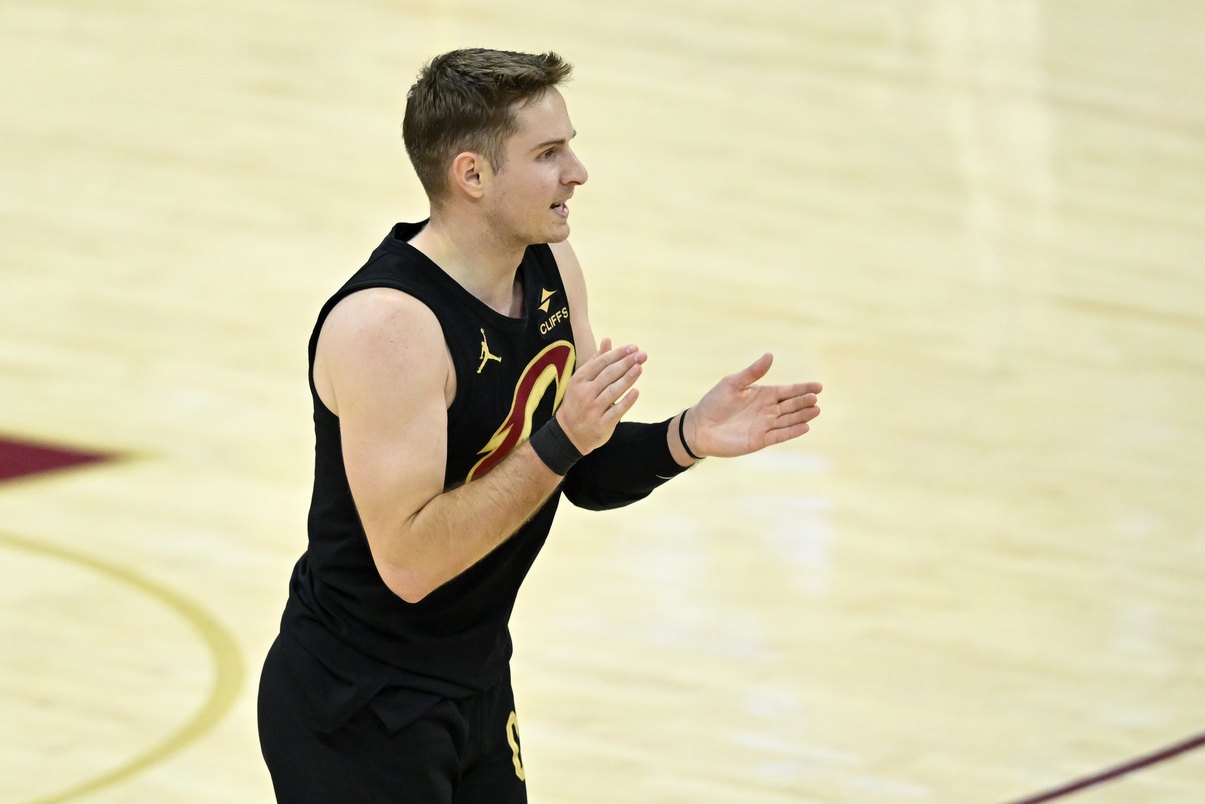 哈登米切尔末节合砍25分导演逆转 骑士关键时刻效率跃居联盟第六