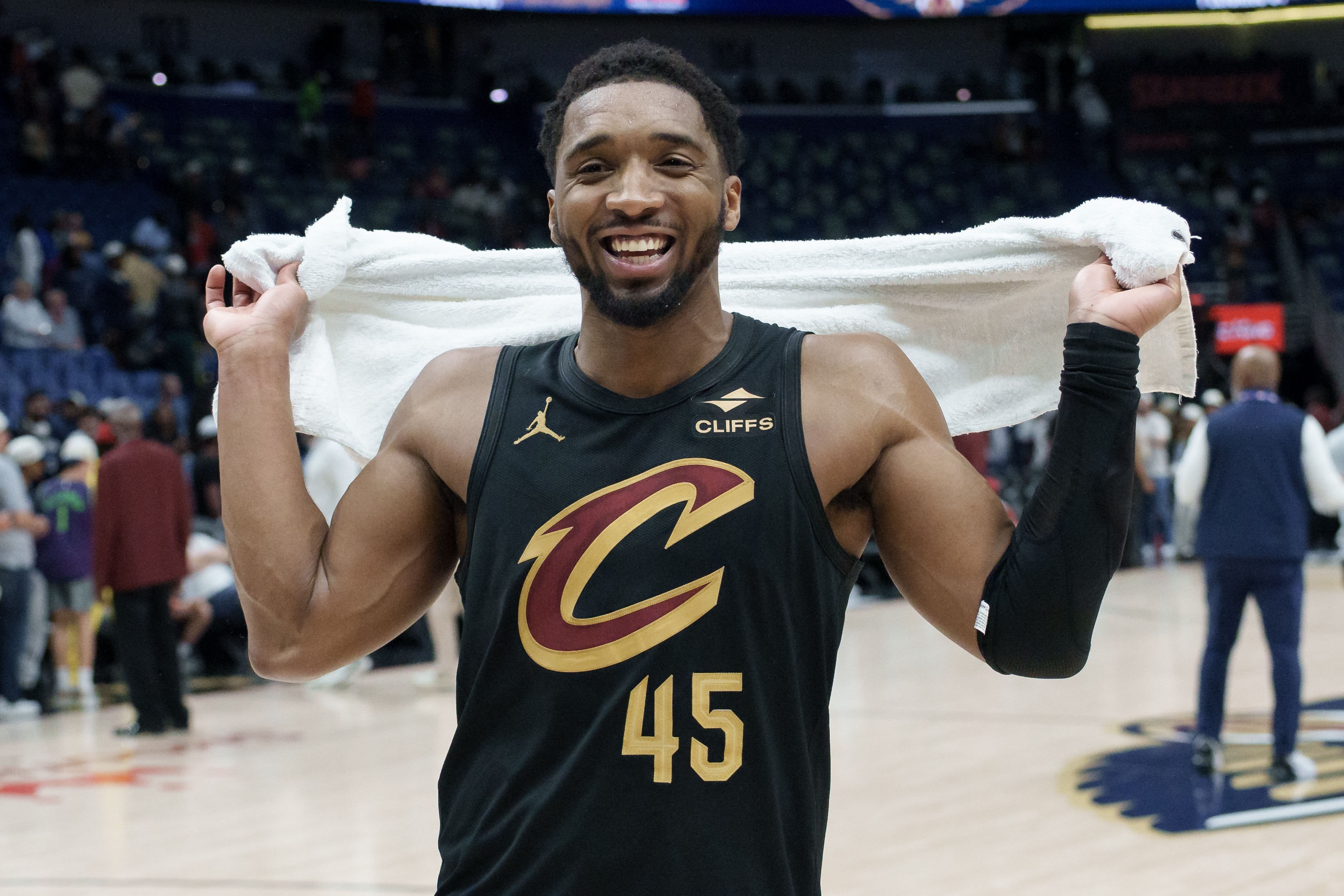 哈登米切尔末节合砍25分导演逆转 骑士关键时刻效率跃居联盟第六