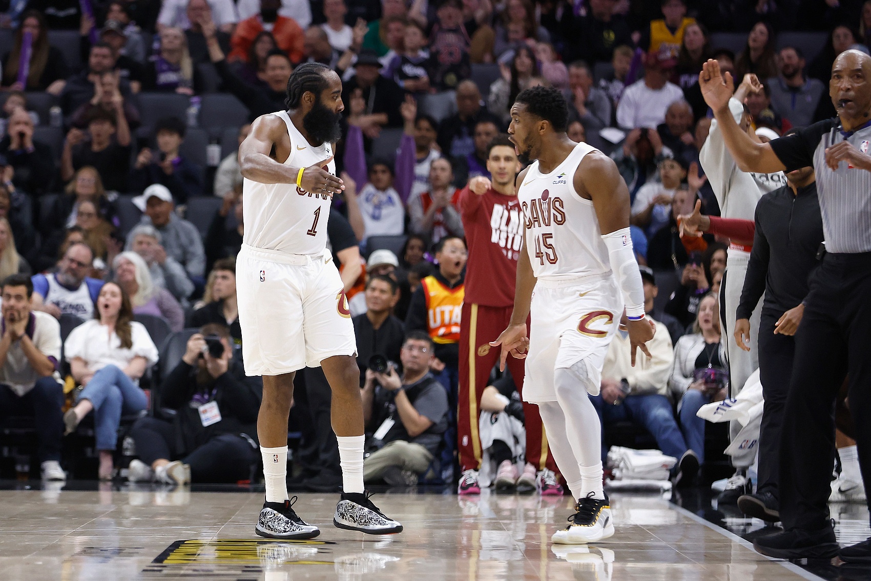 哈登米切尔末节合砍25分导演逆转 骑士关键时刻效率跃居联盟第六