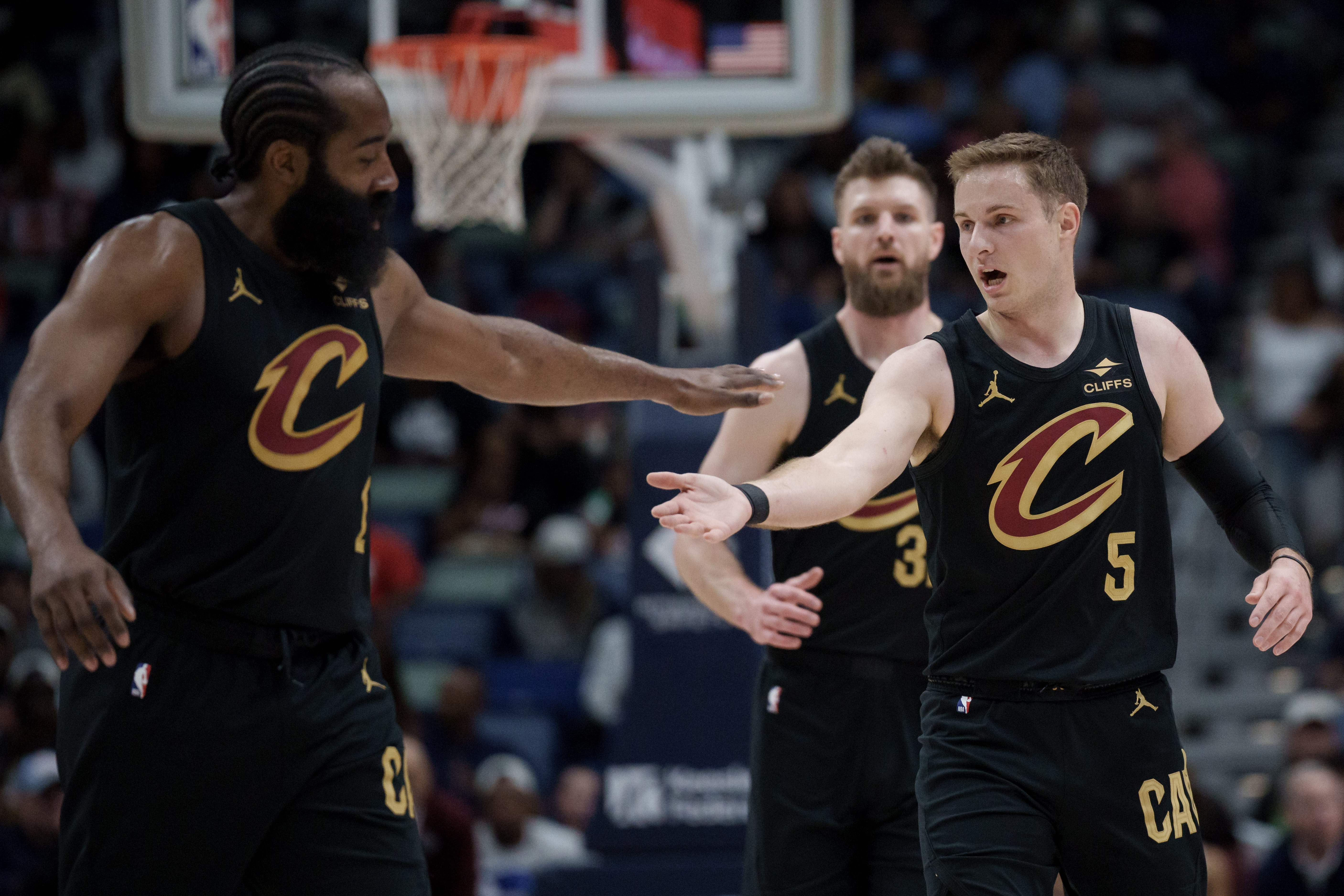 哈登米切尔末节合砍25分导演逆转 骑士关键时刻效率跃居联盟第六