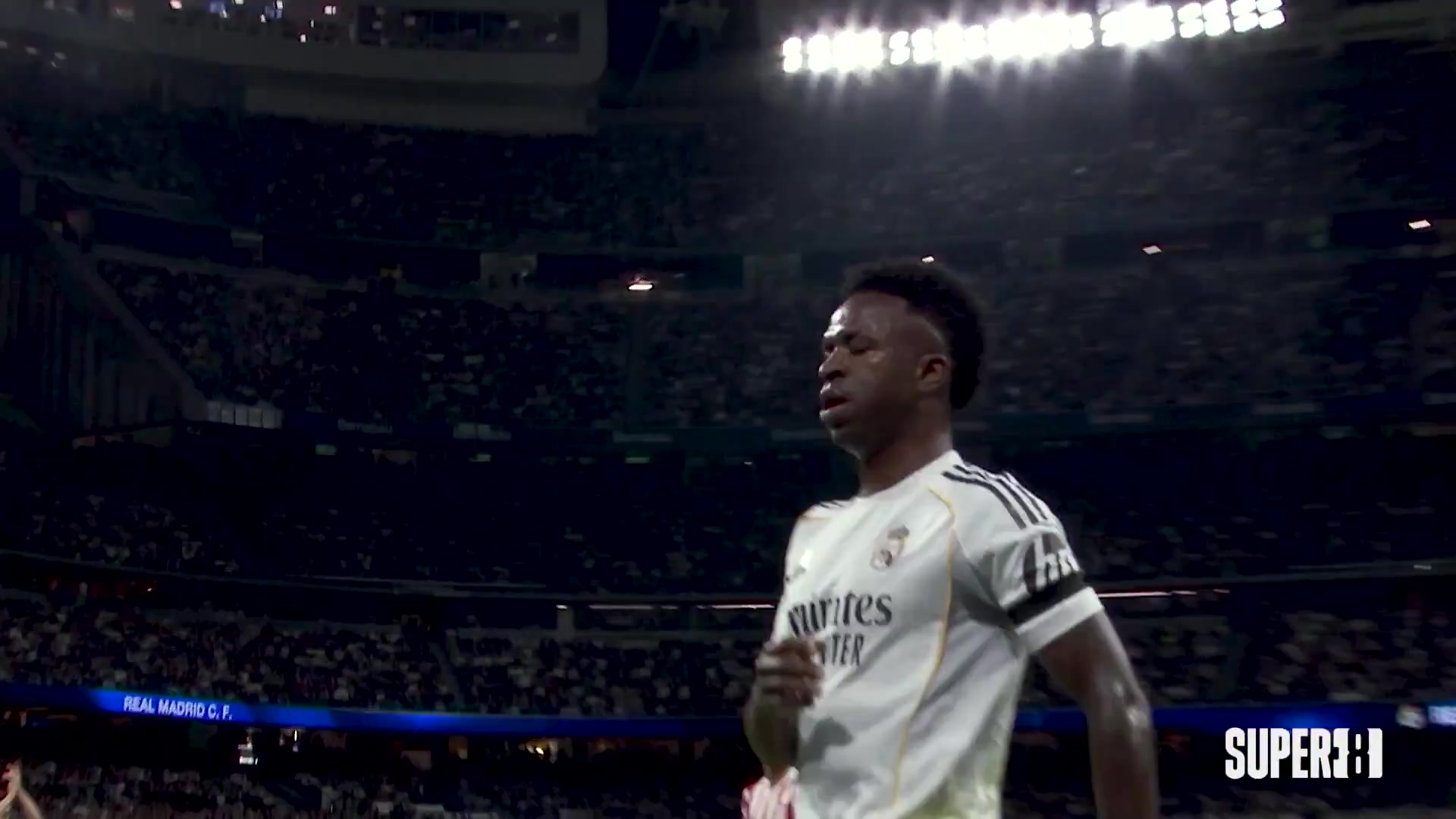 维尼修斯德比双响后嘲讽小西蒙尼 你该专注当边卫