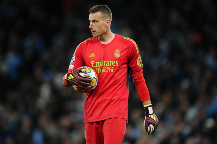 国米夏窗门将引援锁定维卡里奥卢宁 索默数据滑坡今夏离队