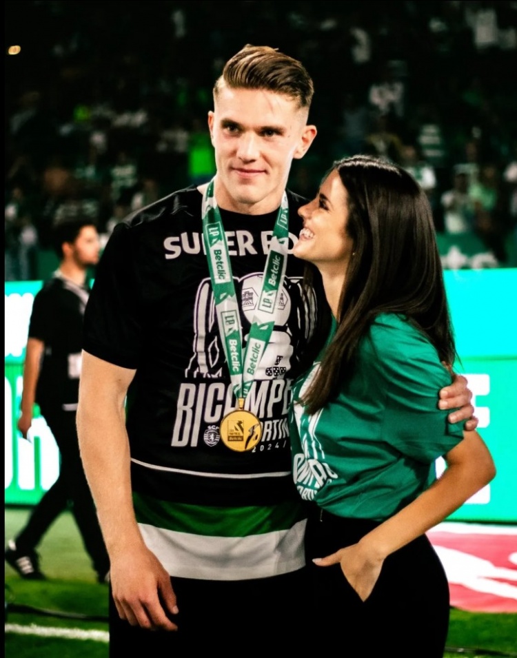 约克雷斯场外动态引关注 模特女友现身足总杯看台