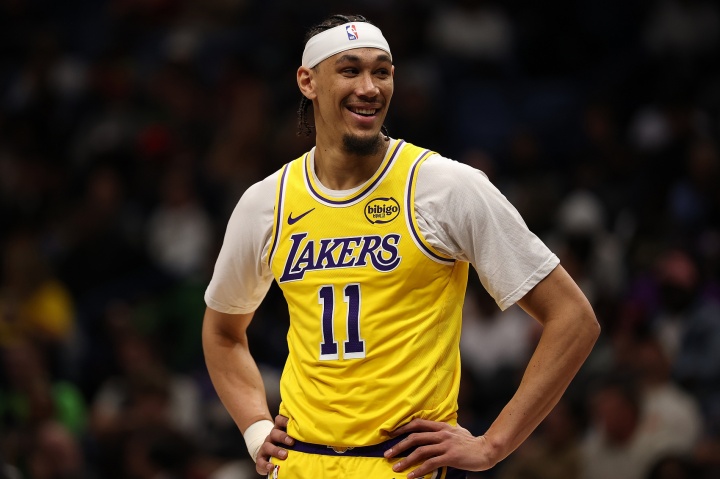 海斯36分钟高效21+10创赛季新高 湖人内线轮换深度再添变数