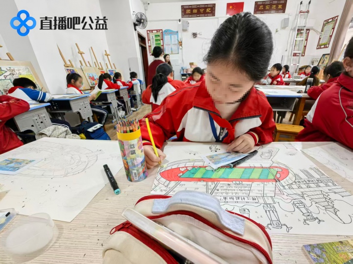 直播吧五年公益计划落地榕江 学生画作实体化为吉祥物 直播吧五年公益计划落地榕江 学生画作实体化为吉祥物
