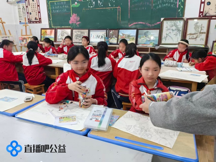 直播吧五年公益计划落地榕江 学生画作实体化为吉祥物 直播吧五年公益计划落地榕江 学生画作实体化为吉祥物