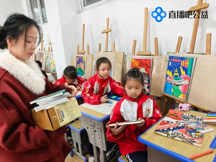 直播吧五年公益计划落地榕江 学生画作实体化为吉祥物 直播吧五年公益计划落地榕江 学生画作实体化为吉祥物
