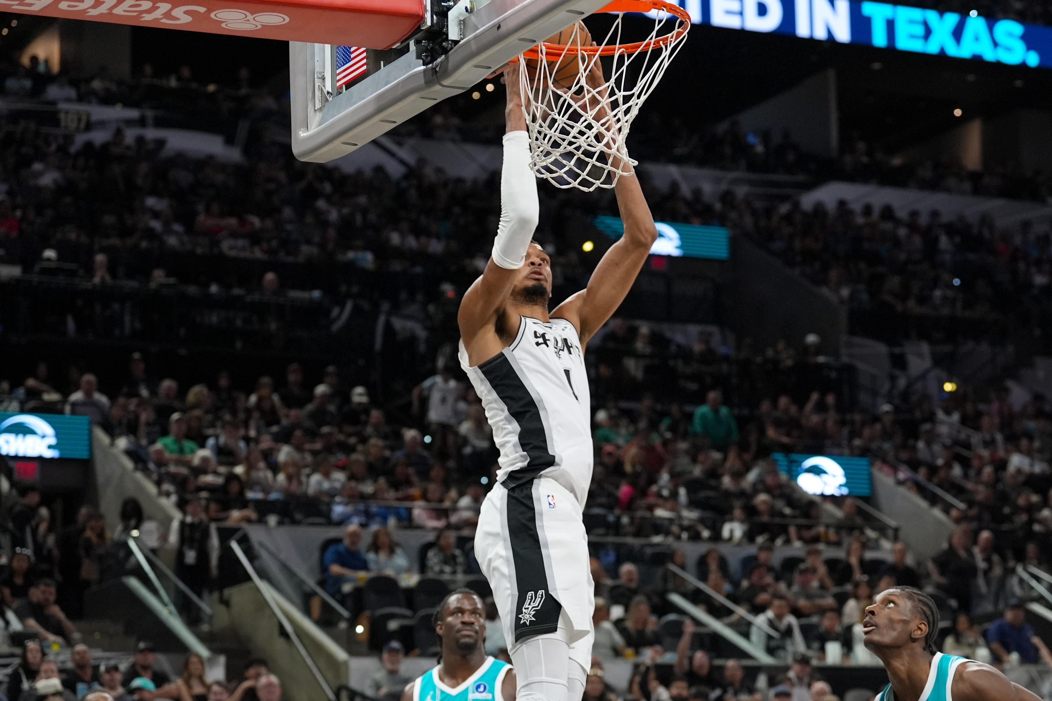 文班亚马统治攻防 马刺二月以来23胜1负 文班亚马统治攻防 马刺二月以来23胜1负