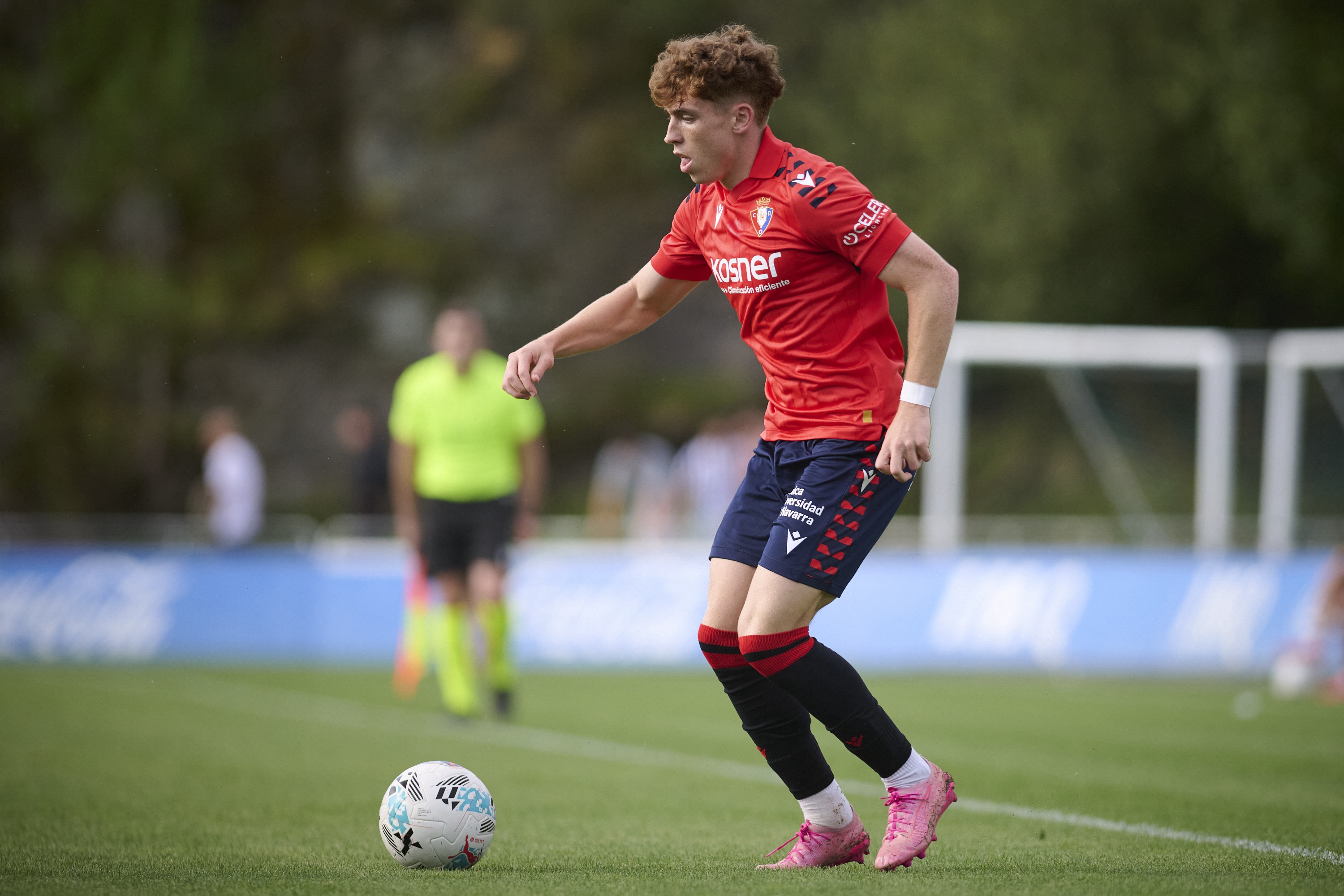 巴萨关注奥萨苏纳前锋穆尼奥斯 皇马50%所有权成最大障碍 巴萨关注奥萨苏纳前锋穆尼奥斯 皇马50%所有权成最大障碍