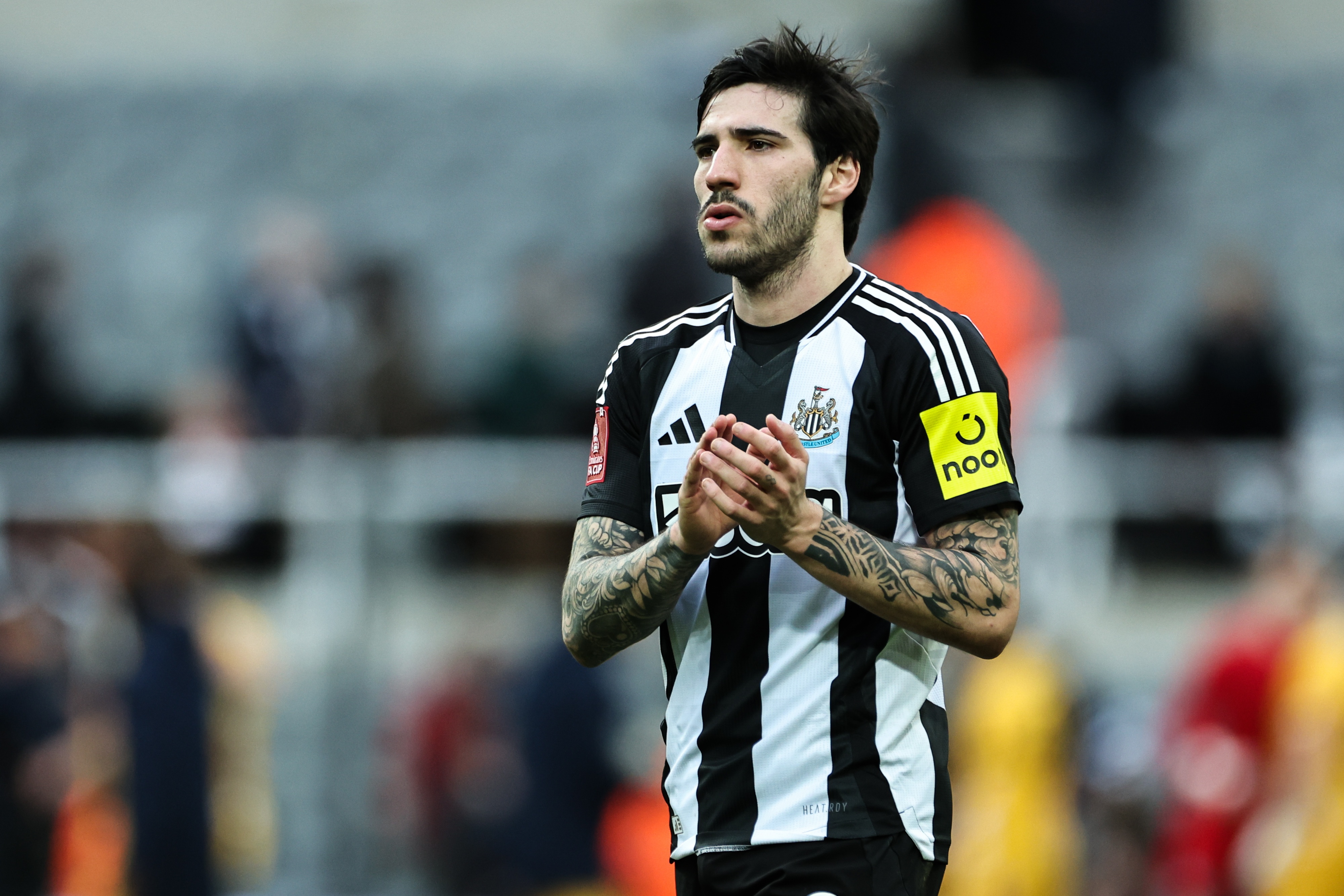 邮报纽卡跟队:曼联夏窗锁定托纳利为首要目标 B费支持交易 邮报纽卡跟队:曼联夏窗锁定托纳利为首要目标 B费支持交易