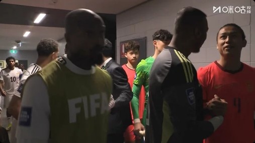 国足热身赛前球员通道现故人重逢 张玉宁与维特斯时期队友罗姆寒暄