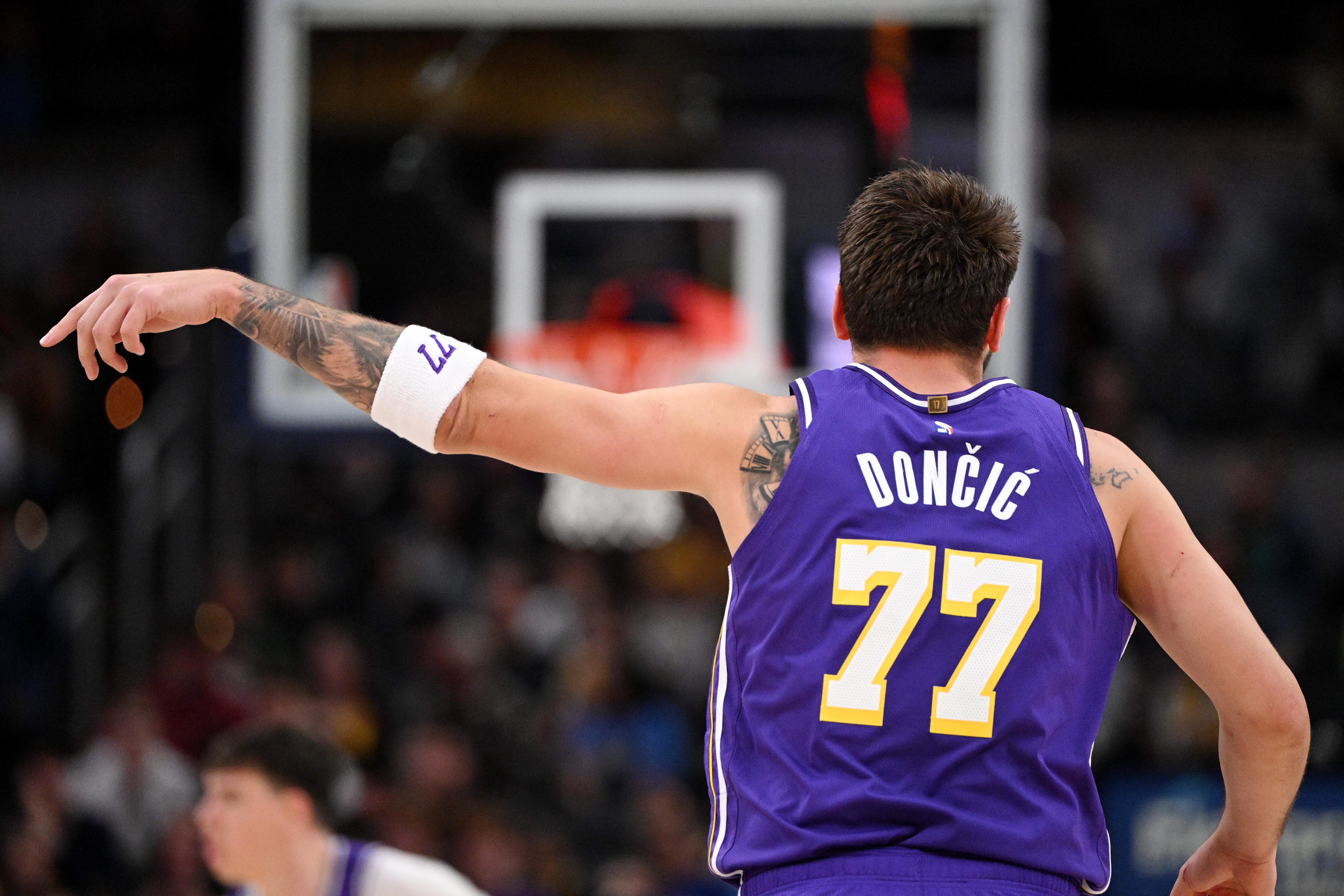 林书豪拆解东契奇进攻习惯 左路胯下运球为起手式 林书豪拆解东契奇进攻习惯 左路胯下运球为起手式