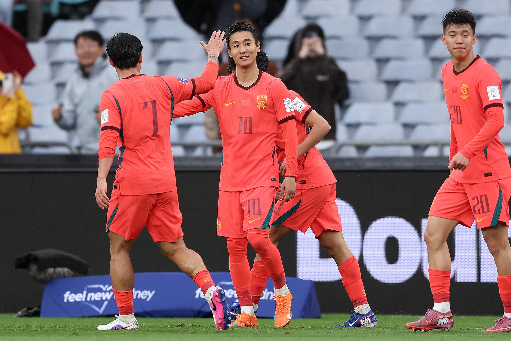 国足悉尼2-0库拉索 控球率仅35% 9名U23登场