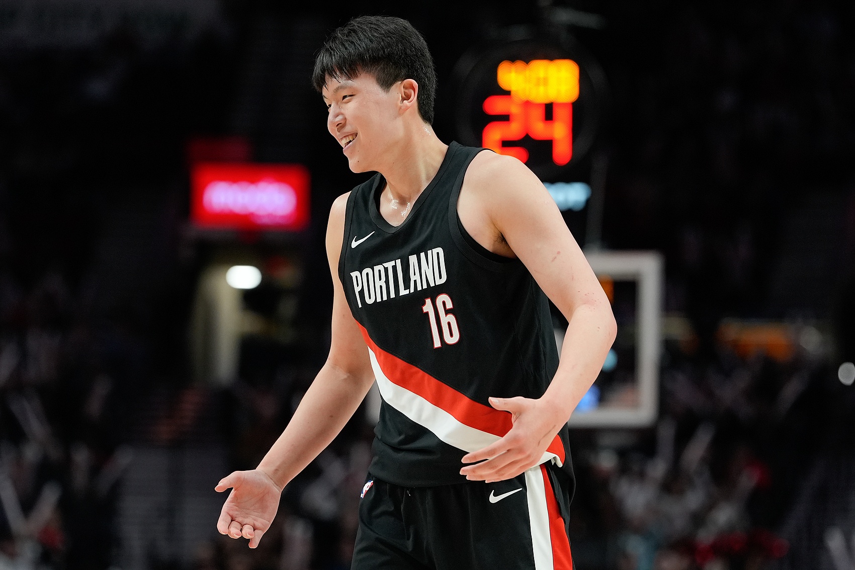 杨瀚森末节12分杀死比赛 混音收官战险胜马刺 杨瀚森末节12分杀死比赛 混音收官战险胜马刺