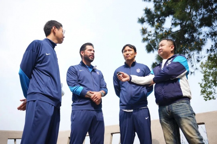 莫拉东湖行感受武汉底蕴 与邓卓翔交流省联赛