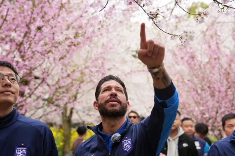 莫拉东湖行感受武汉底蕴 与邓卓翔交流省联赛