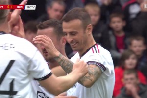 安菲尔德传奇赛贝尔巴托夫外脚背世界波 利物浦连扳两球逆转曼联