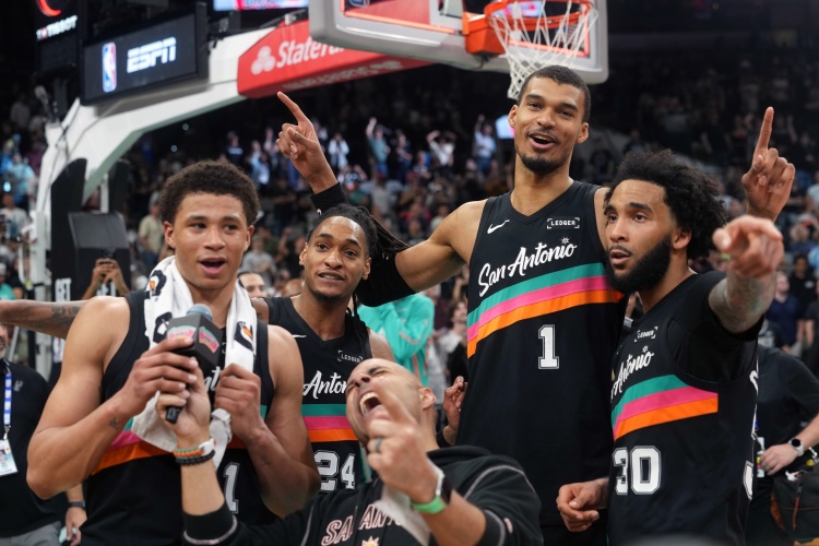 瓦塞尔放话联盟将头疼 马刺青春风暴席卷雄鹿取八连胜 瓦塞尔放话联盟将头疼 马刺青春风暴席卷雄鹿取八连胜