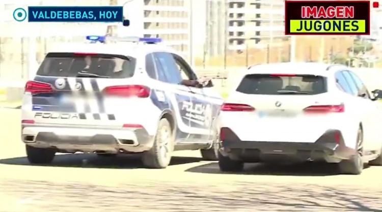 阿诺德训练基地外违规停车签名 警方介入训诫后合影 阿诺德训练基地外违规停车签名 警方介入训诫后合影