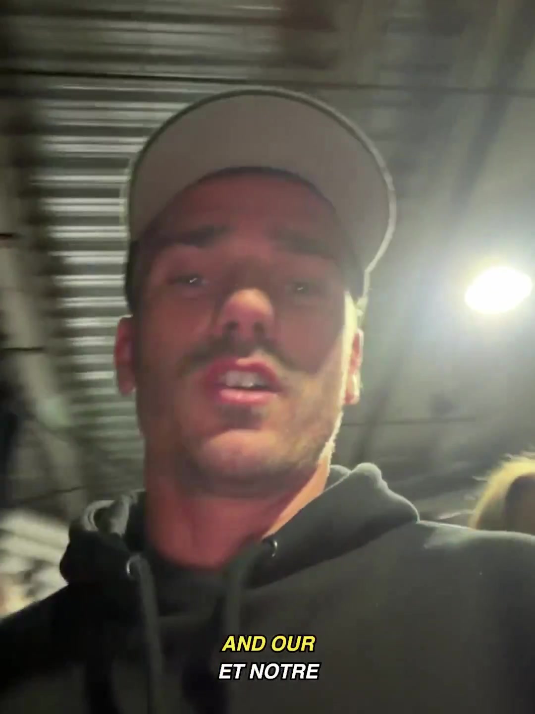 格列兹曼现身巴克莱中心观战 法国双星篮网主场聚首