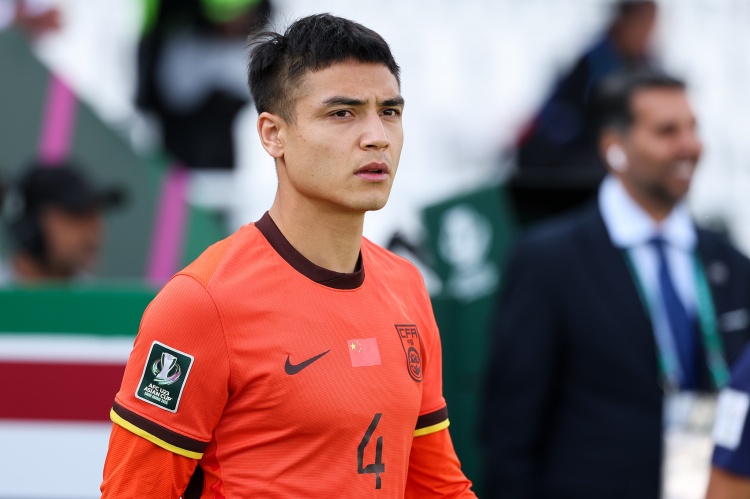 国足战喀麦隆或变阵五后卫 吾米提江黄政宇增补防线