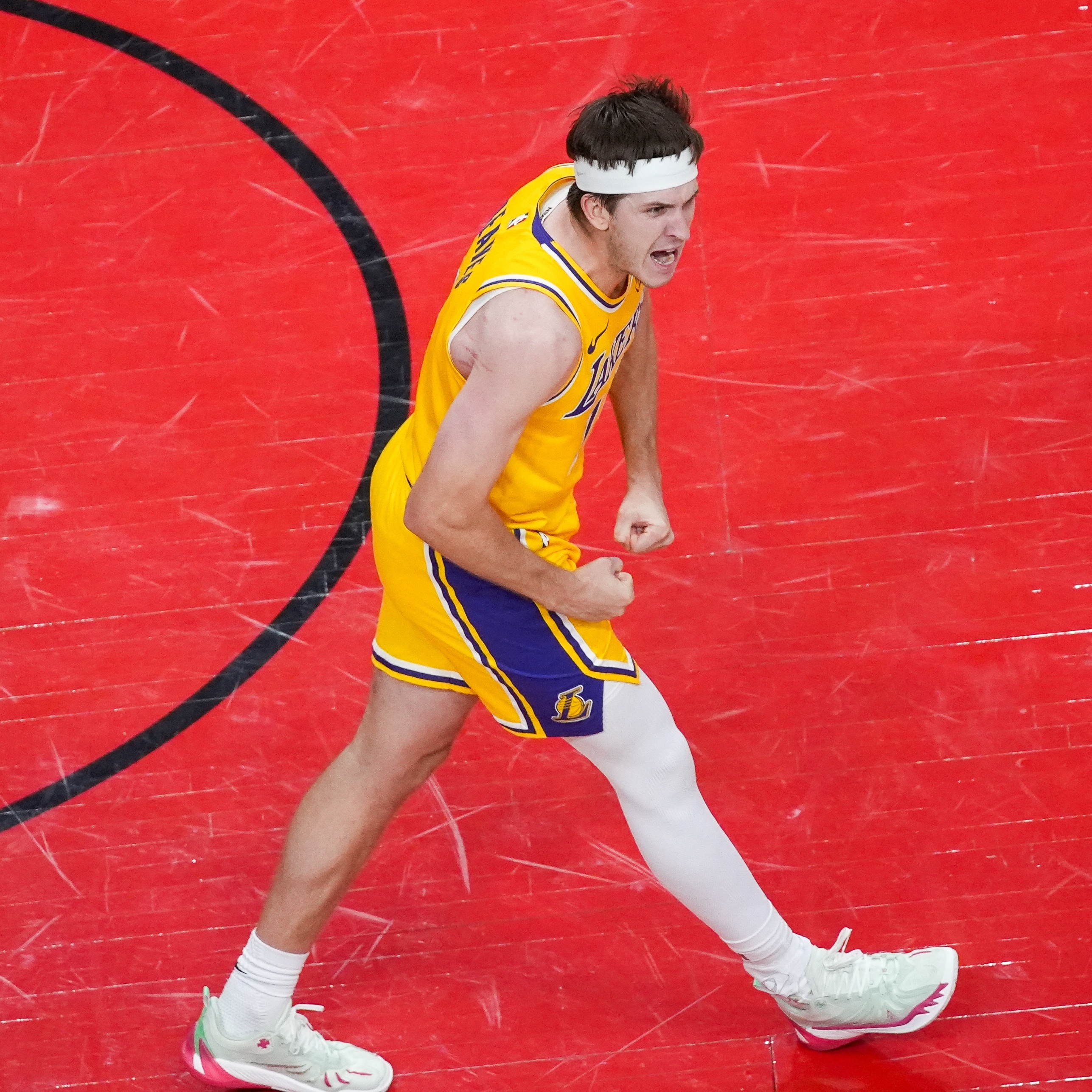 湖人休赛期唯一补强窗口 里夫斯合同成关键杠杆 詹姆斯940万或离队 湖人休赛期唯一补强窗口 里夫斯合同成关键杠杆 詹姆斯940万或离队