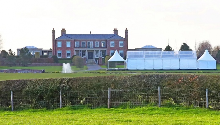 鲁尼柴郡豪宅搭建大型帐篷 为妻子科琳筹备40岁生日庆典