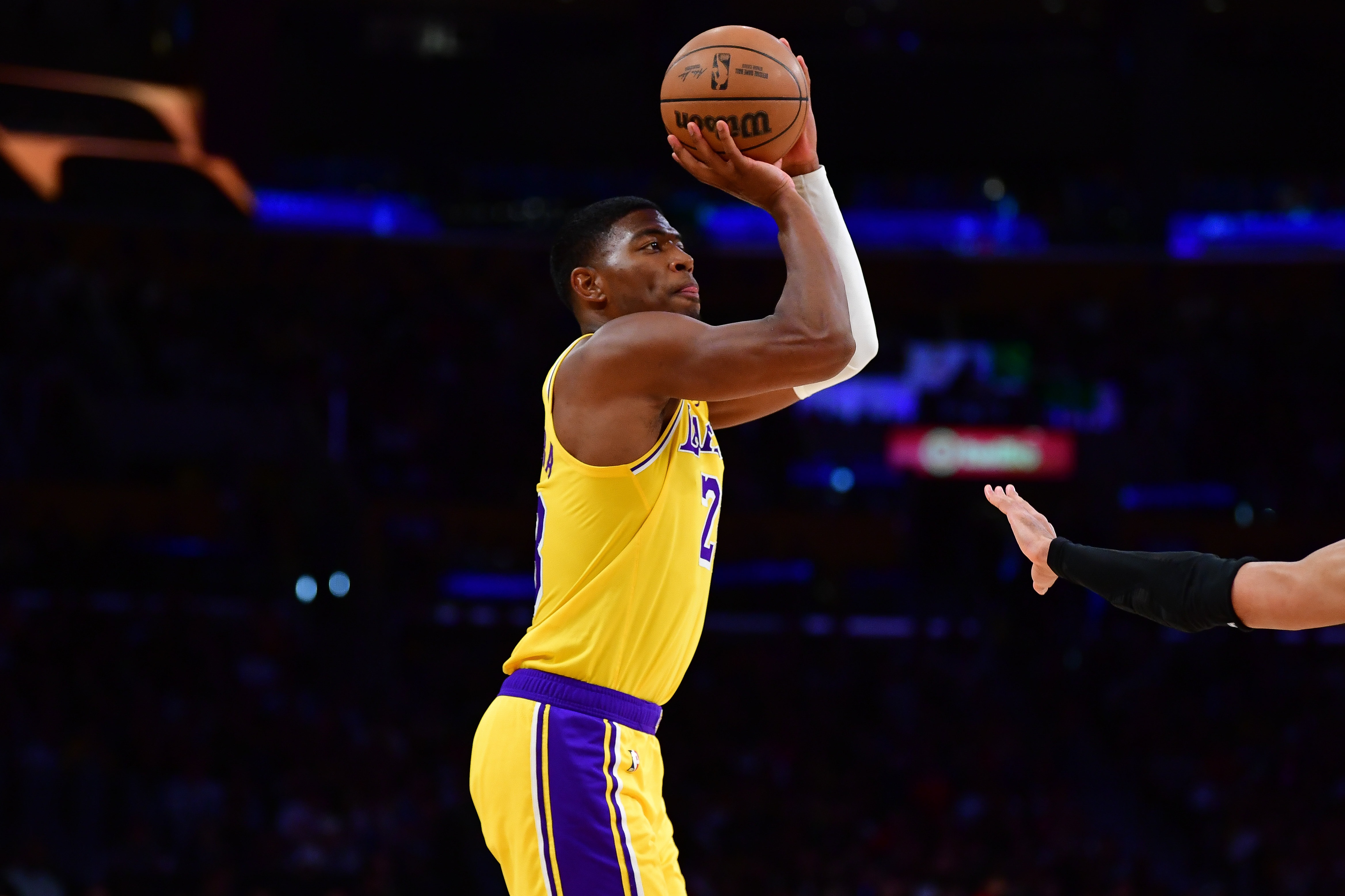 湖人半场领先21分 八村塁肯纳德高效合砍15分