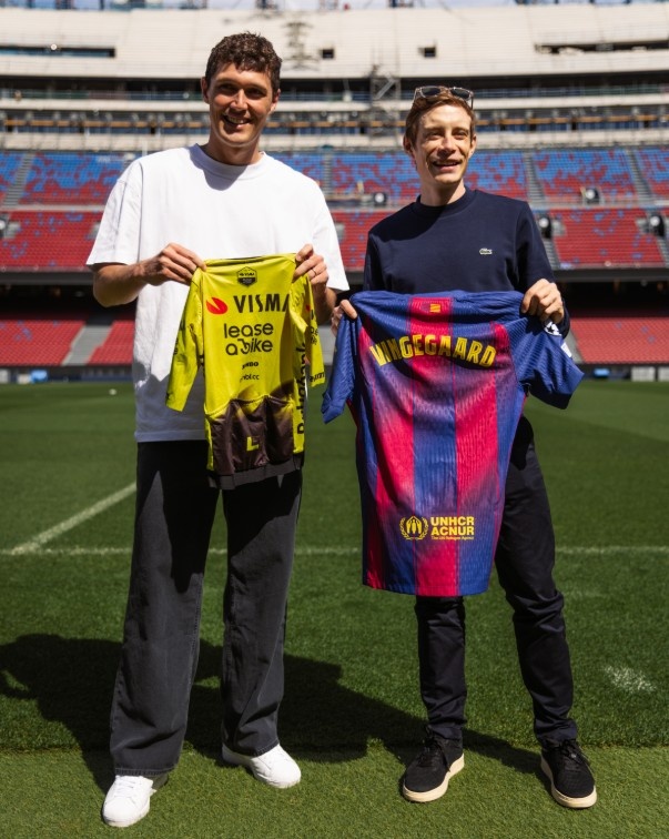 环法冠军温格高造访诺坎普 与丹麦同胞克里斯滕森交换队服