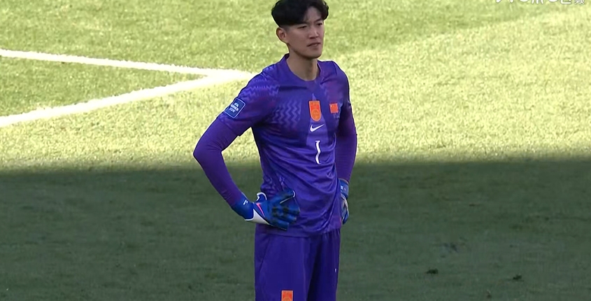 国足开场9分钟连失两球 颜骏凌叉腰摇头