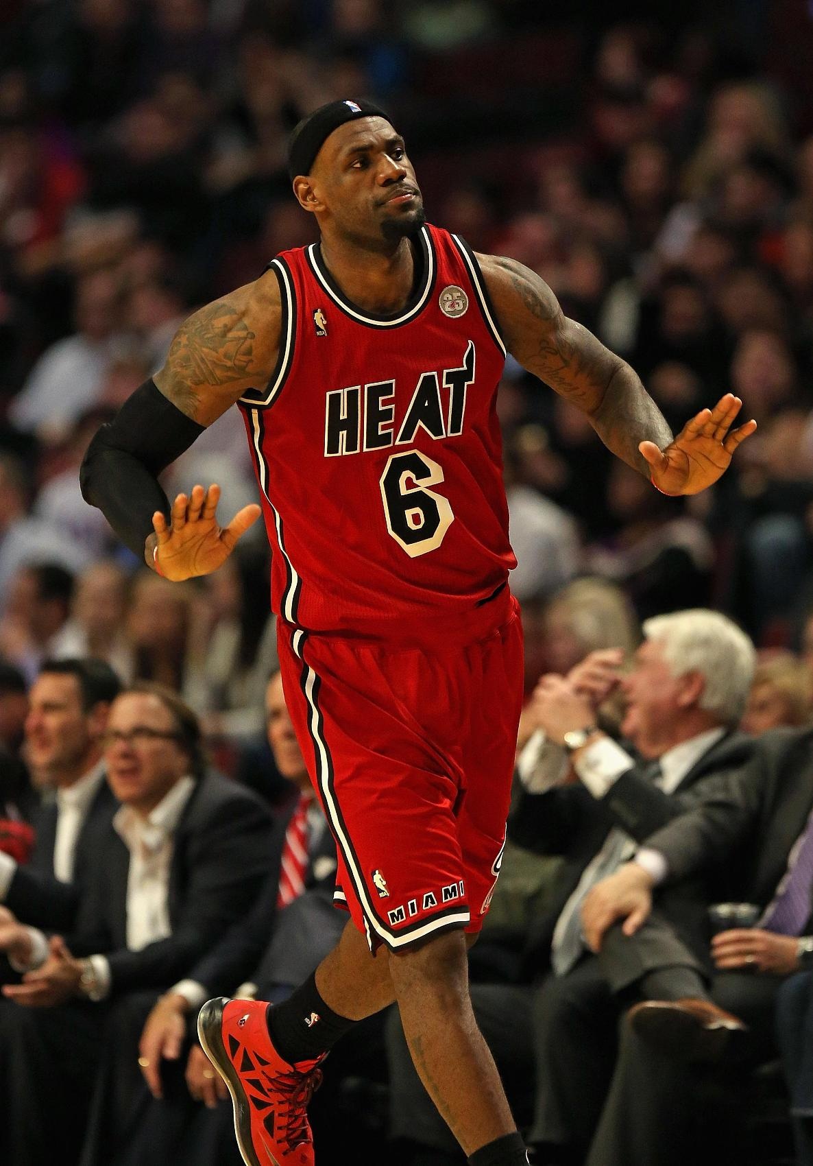 詹姆斯谈与布朗尼单挑扣碎篮板 称迈阿密时期为无敌模式