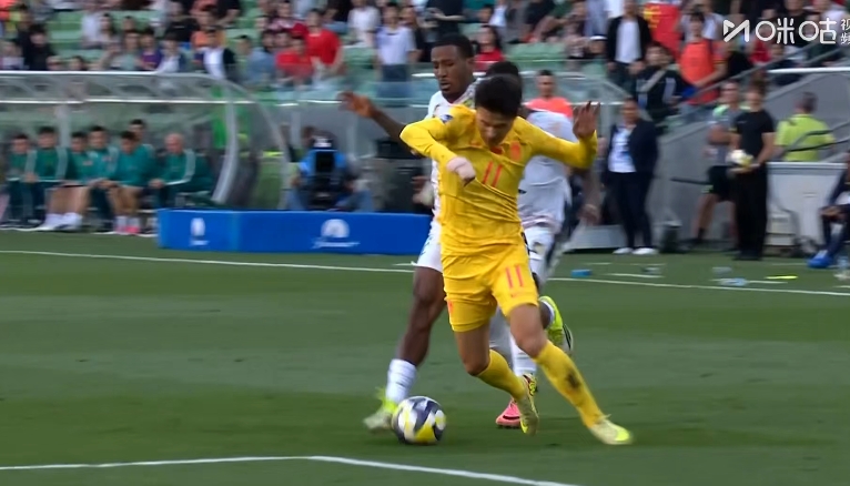 林良铭反击造查丘瓦战术犯规 国足获前场定位球