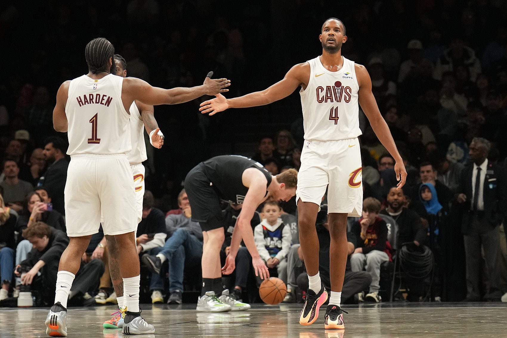 哈登莫布里挡拆连线成骑士取胜关键 14次助攻7次喂饼内线