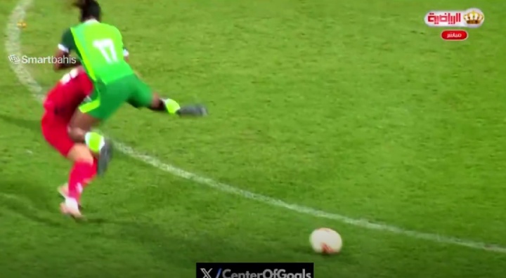 友谊赛染红 伊沃比对抗中失控使用摔跤动作