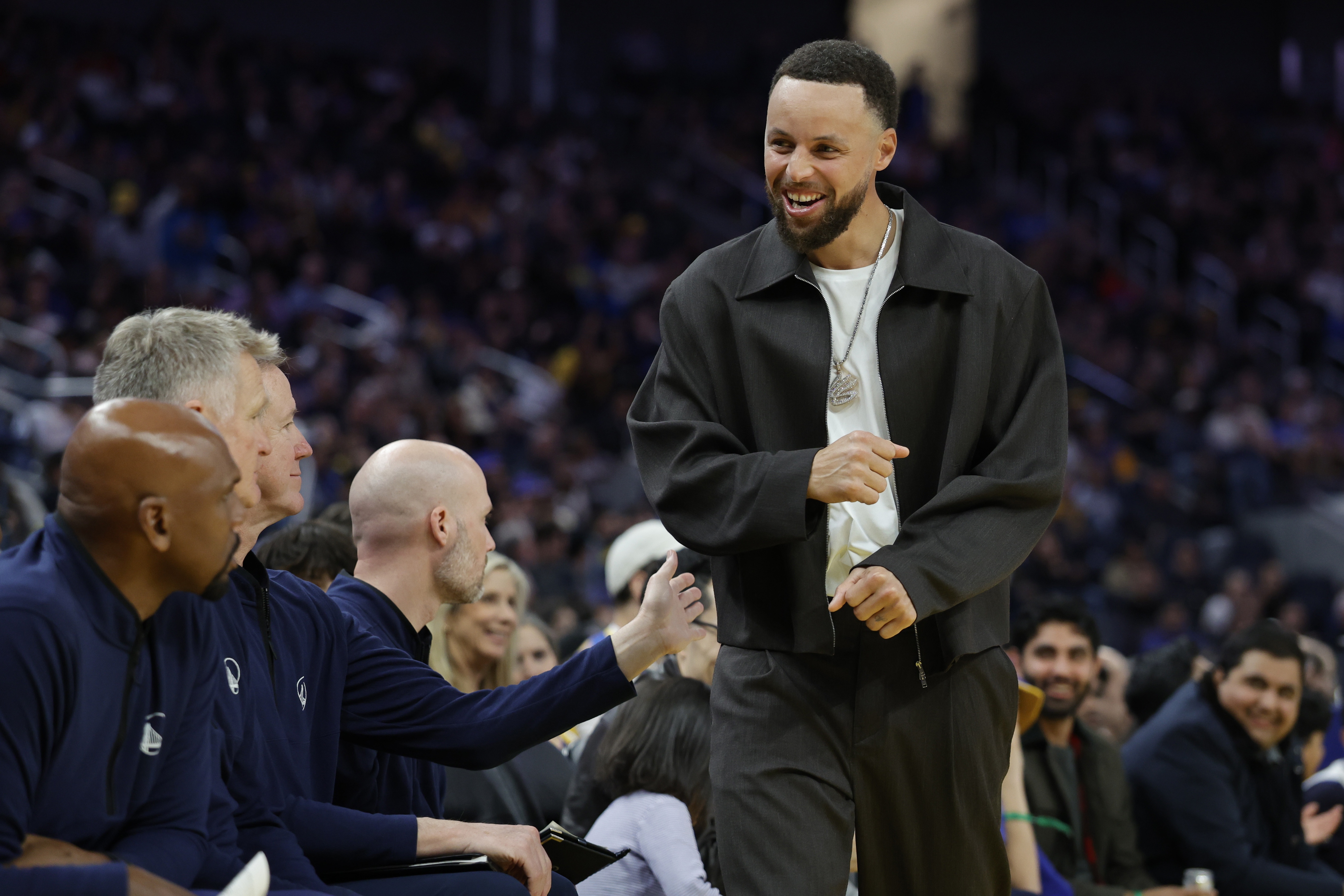 库里完成5对5对抗训练 科尔未排除其周一复出可能 库里完成5对5对抗训练 科尔未排除其周一复出可能