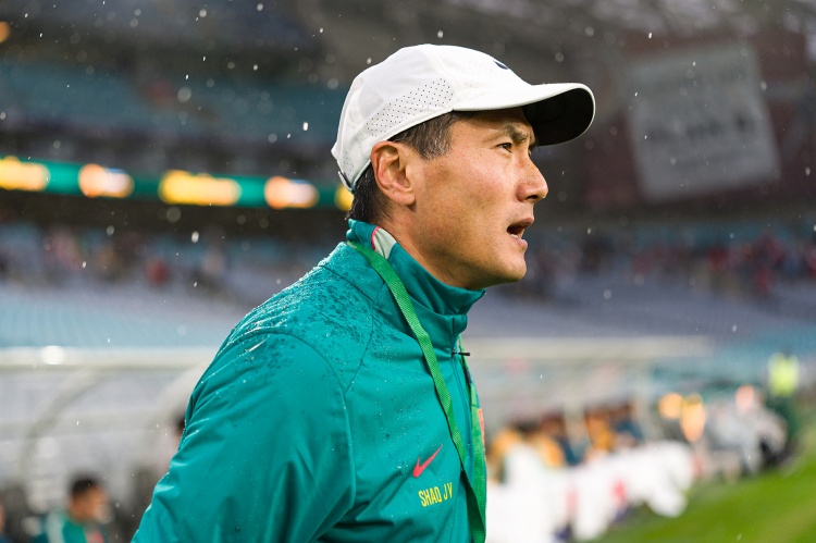 国足0-2喀麦隆 上半场10分钟连失两球 下半场变阵四后卫稳住阵脚