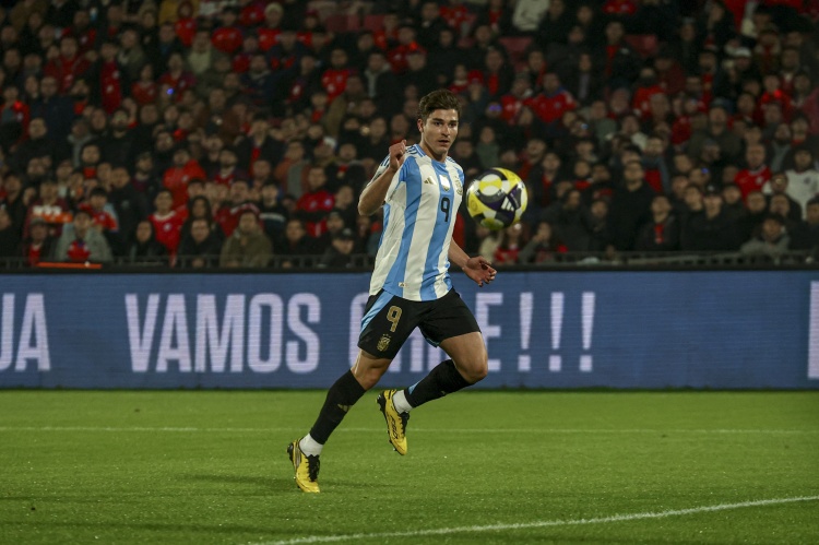 阿尔瓦雷斯糖果盒闪光 14球超特维斯 世界杯席位稳固