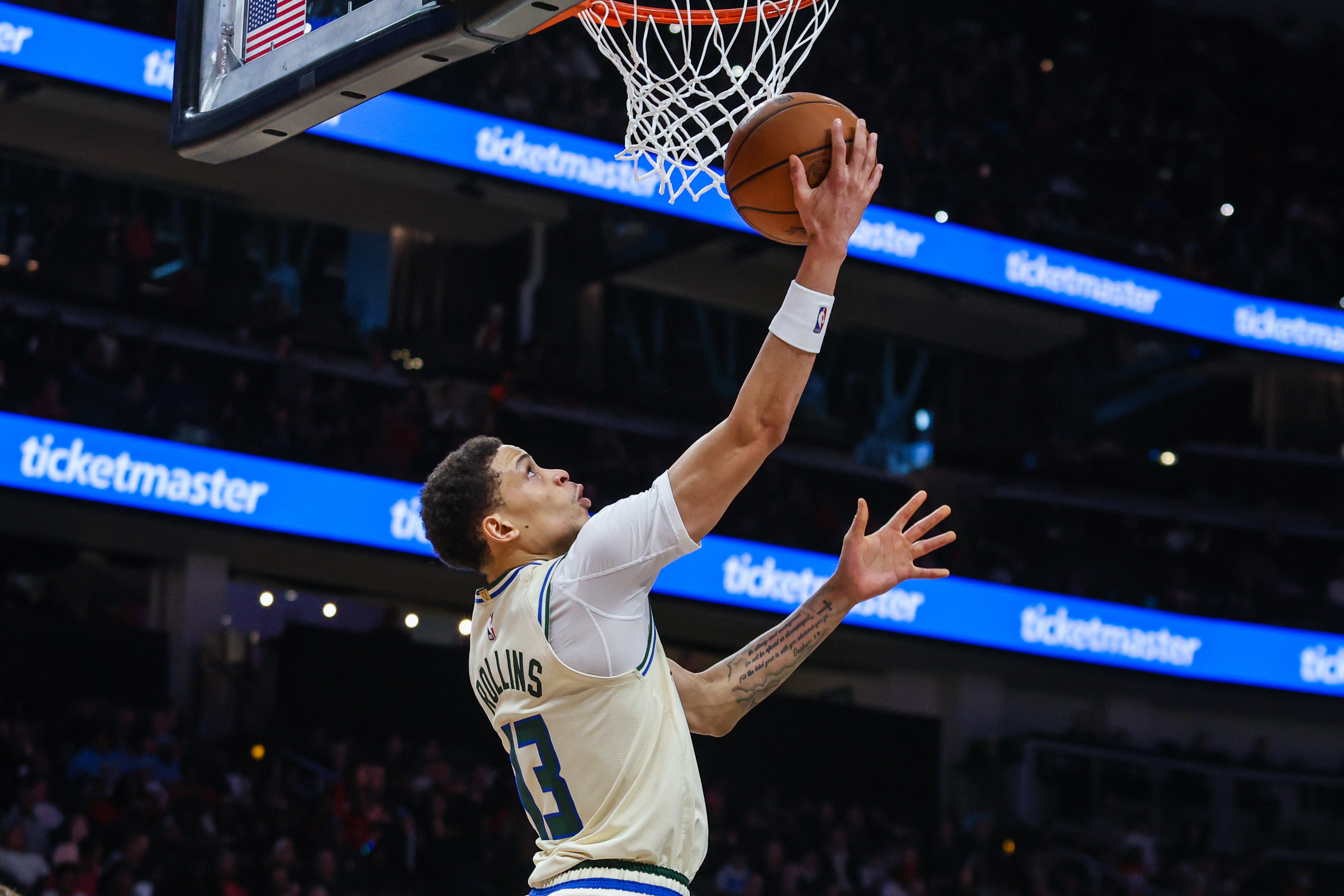 罗林斯+33正负值冠绝全场 雄鹿24分优势击溃独行侠