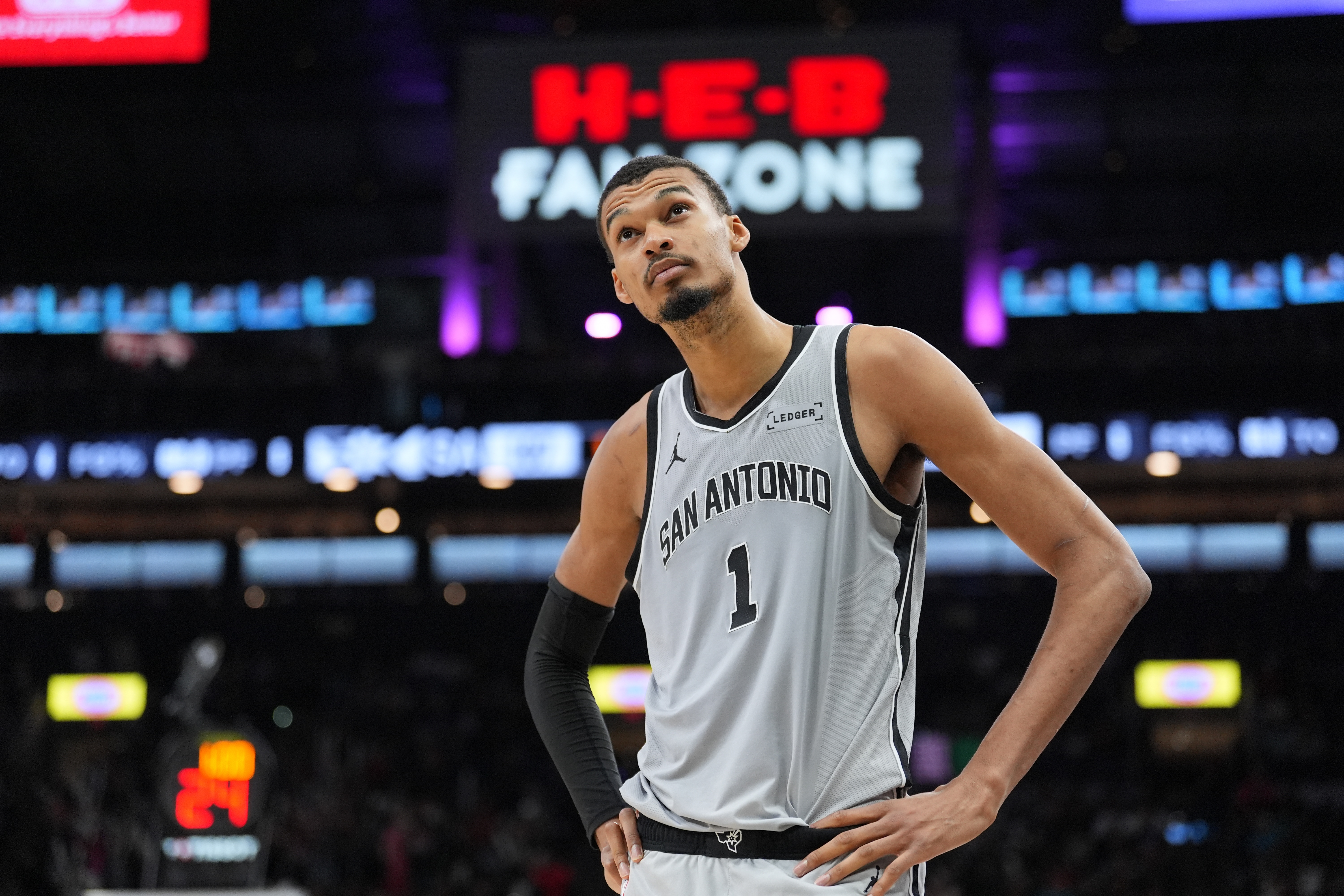 文班亚马28分钟41+18+3帽0失误 媒体人预测其将全票当选DPOY