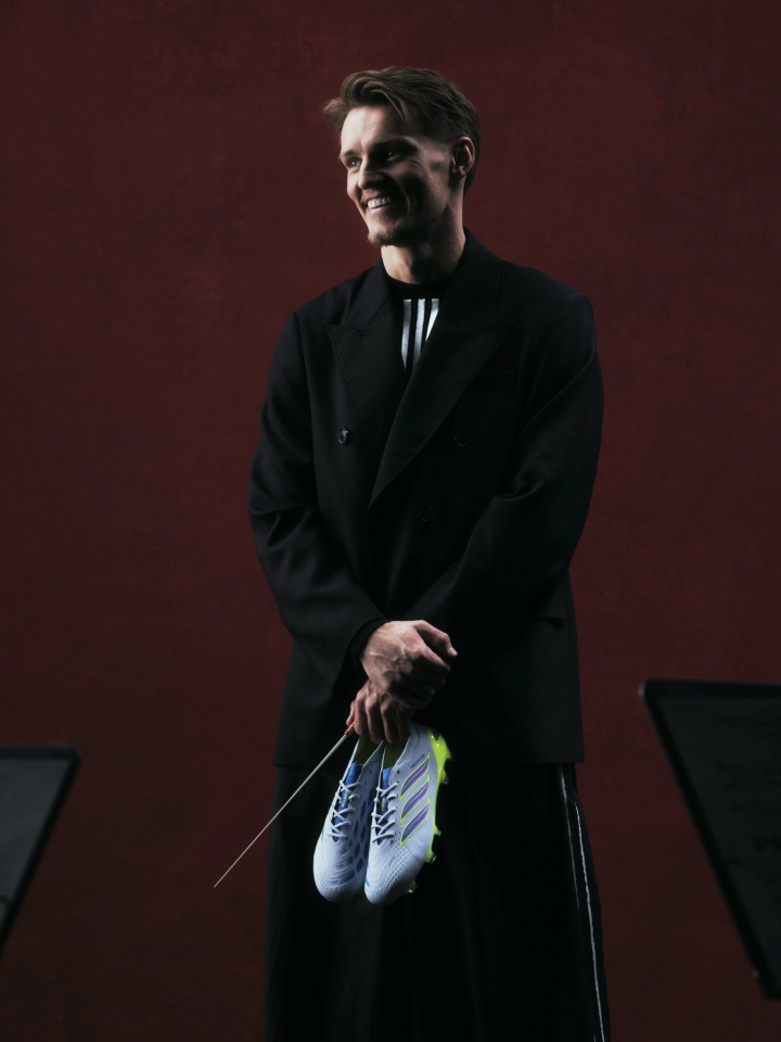 厄德高转投阿迪达斯获专属定制猎鹰26