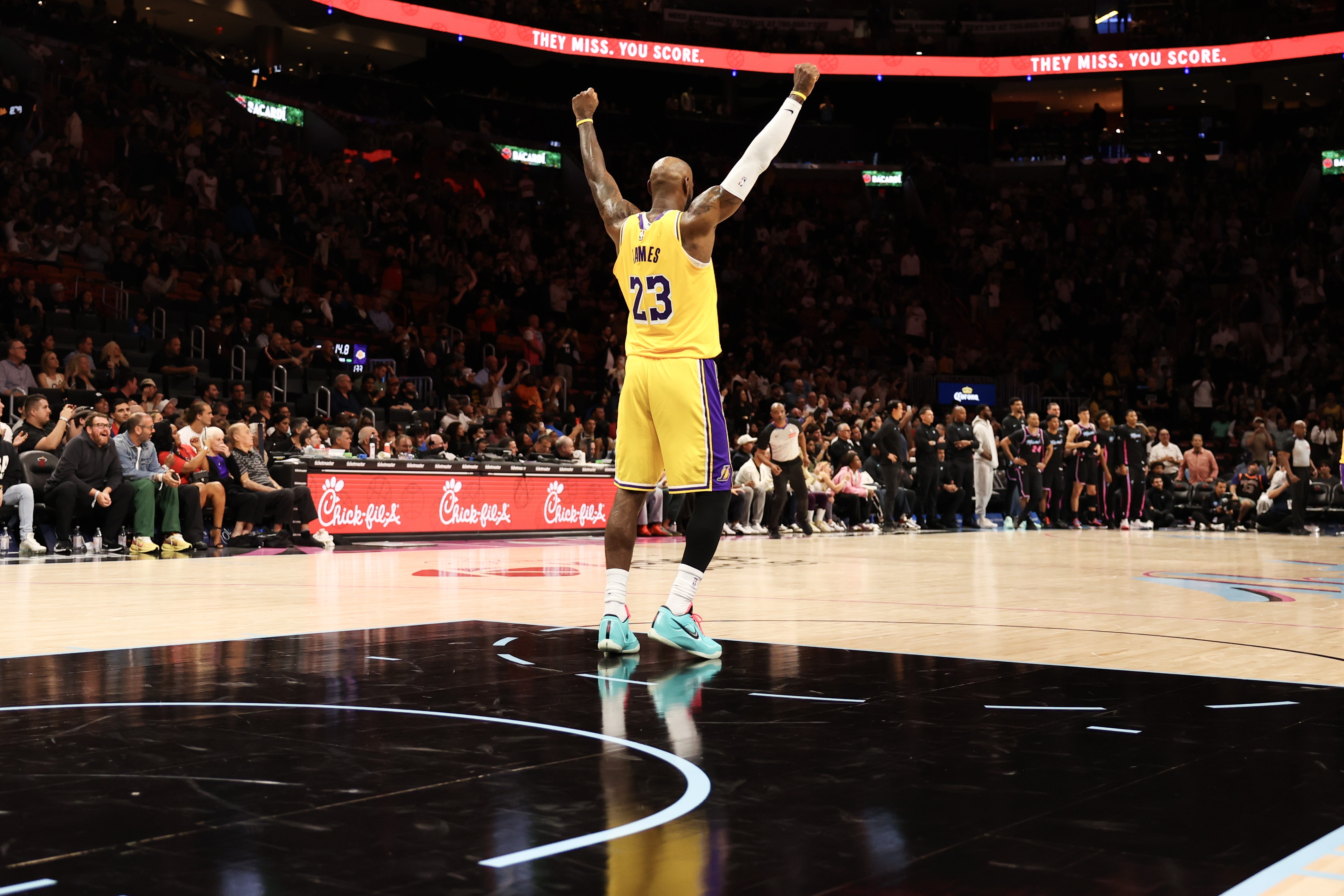 詹姆斯上半场正负值-30创生涯最差纪录 湖人半场落后雷霆31分