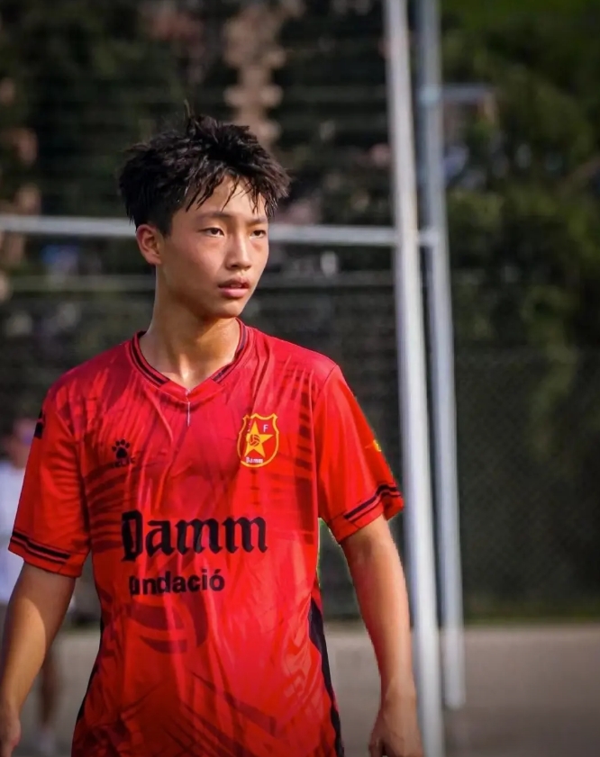 中国12岁边锋李昊炎确认加盟拉玛西亚 将进入巴萨U15梯队 中国12岁边锋李昊炎确认加盟拉玛西亚 将进入巴萨U15梯队