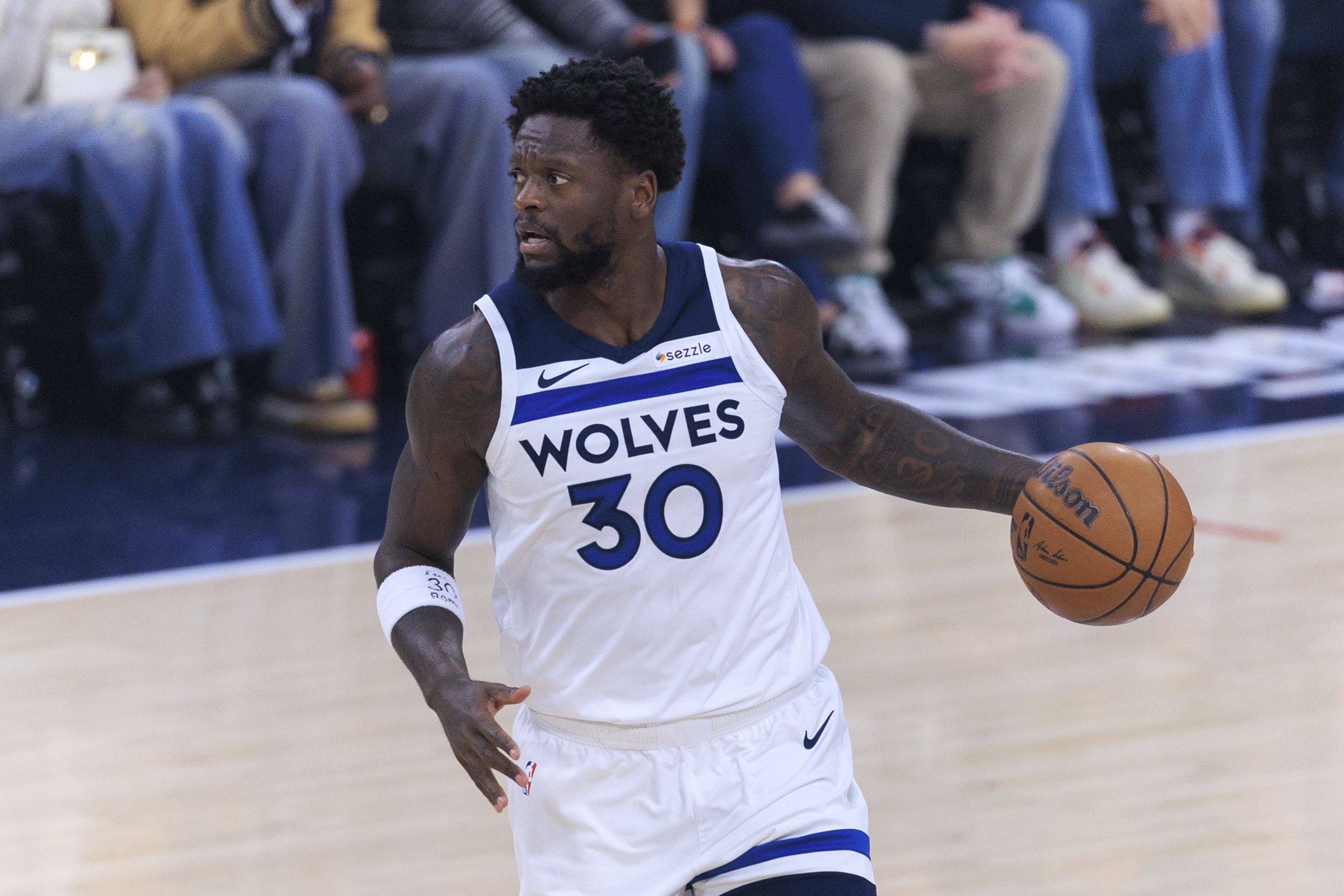 兰德尔27+6+6难救主 森林狼末节失守负活塞 兰德尔27+6+6难救主 森林狼末节失守负活塞