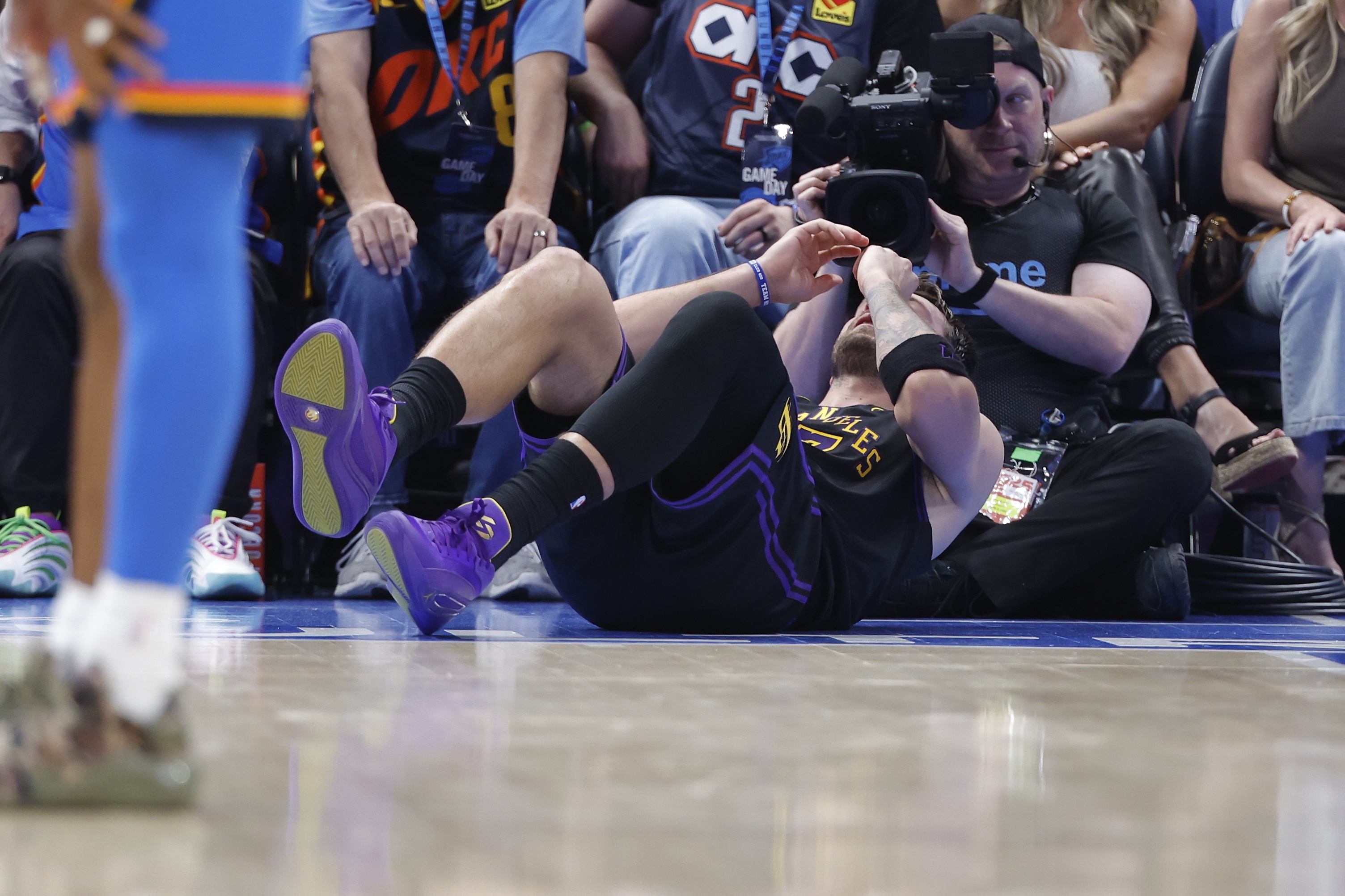 东契奇伤退遭雷霆球迷嘲讽 湖人媒体发声抨击 东契奇伤退遭雷霆球迷嘲讽 湖人媒体发声抨击